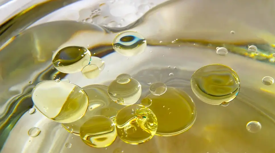 acidos-grasos-hiperoxigenados-aceites-ozonizados Gotas de aceite representando lípidos utilizados en productos tópicos como ácidos grasos hiperoxigenados y aceites ozonizados.