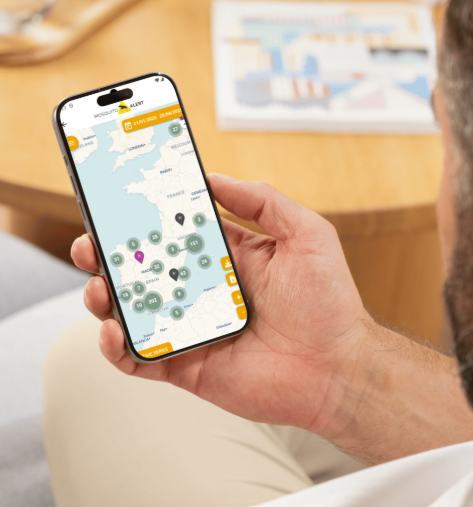 Teléfono móvil con la aplicación Mosquito Alert mostrando un mapa de observaciones de mosquitos.