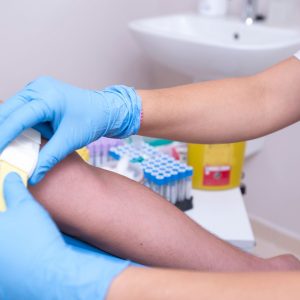 Extracción de sangre en un entorno sanitario como parte del cribado y la detección precoz del VIH en urgencias.