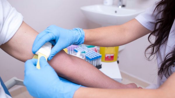 Extracción de sangre en un entorno sanitario como parte del cribado y la detección precoz del VIH en urgencias.