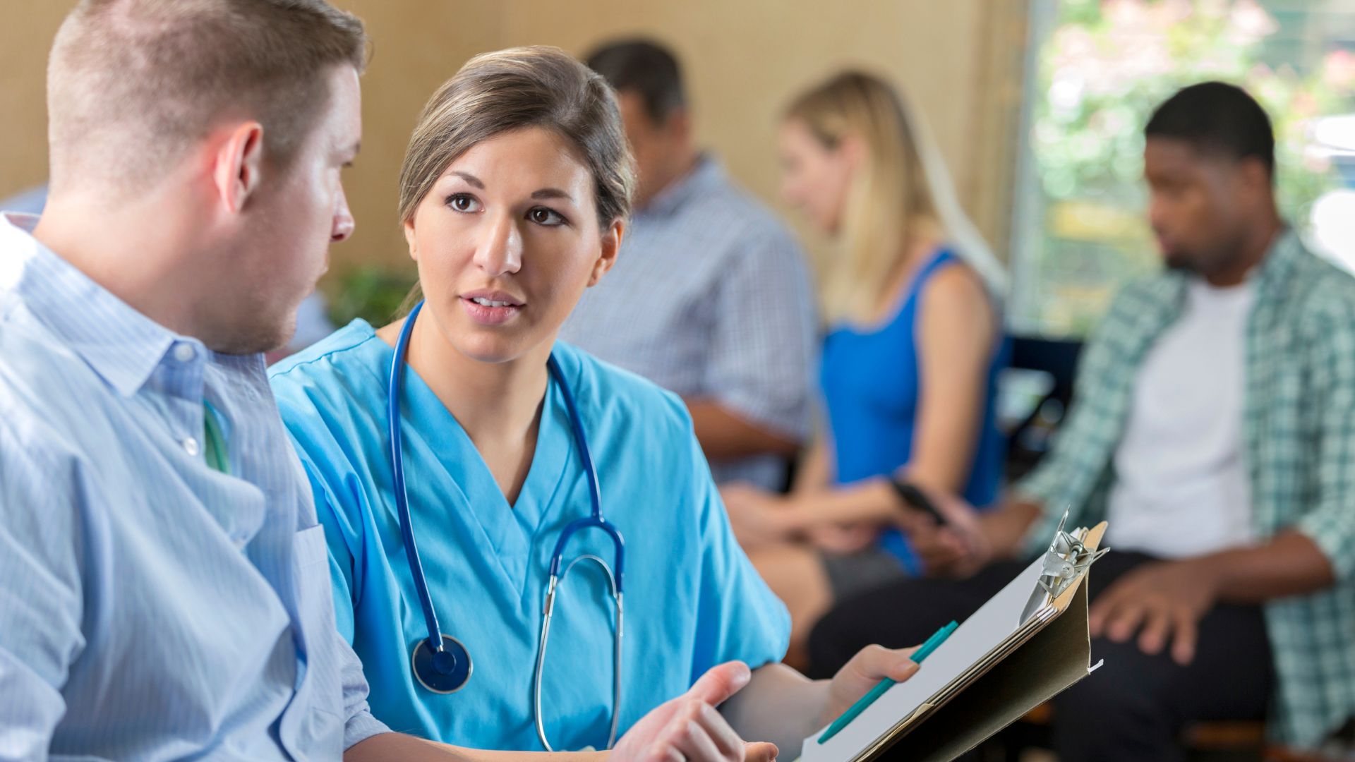 Enfermera de urgencias durante la valoración clínica de un paciente en el contexto de detección precoz del VIH