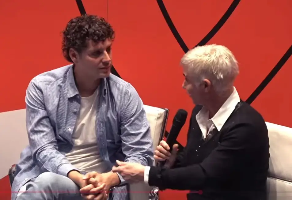 eduardo-casanova-mesa-debate-vih-estigma-jornada-ministerio-sanidad-2026 Eduardo Casanova durante su intervención en la mesa de debate de la jornada “VIH, comunicación y arte frente al estigma” celebrada en el Ministerio de Sanidad.