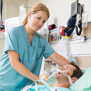 Enfermera de urgencias atendiendo a un paciente con sepsis