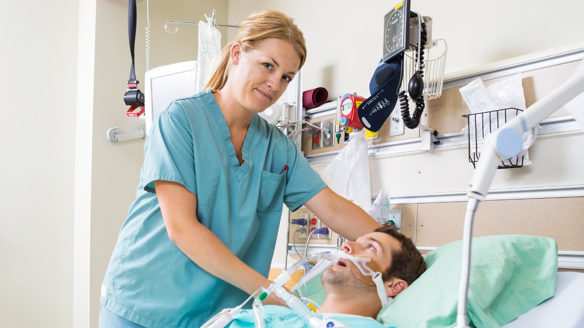 Enfermera de urgencias atendiendo a un paciente con sepsis