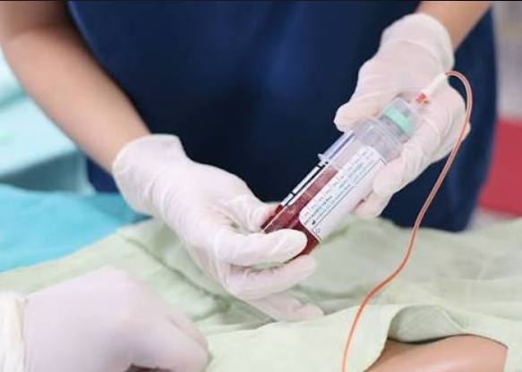 Enfermera extrayendo sangre para hemocultivos mediante venopunción en un entorno de Urgencias.