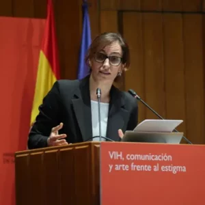 Mónica García, ministra de Sanidad, durante la jornada “VIH, comunicación y arte frente al estigma” celebrada en el Salón de Actos Ernest Lluch del Ministerio de Sanidad en Madrid.