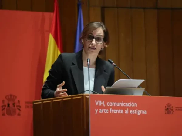 Mónica García, ministra de Sanidad, durante la jornada “VIH, comunicación y arte frente al estigma” celebrada en el Salón de Actos Ernest Lluch del Ministerio de Sanidad en Madrid.