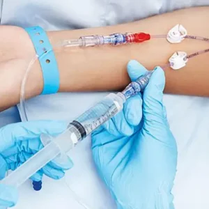 Catéter midline en brazo de paciente para terapia de infusión intravenosa.